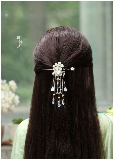 Asian Hair Accessories, Korean Hair Accessories, Traditional Hairstyle, Chinese Hair Accessories, Fancy Jewellery Designs, Tiny Beads, Chinese Hairstyle, Japanese Hairstyle, Princess Hairstyles