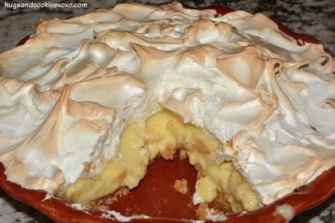 banana meringue pie is amazing for dessert Peach Dessert, Meringue Pie Recipes, Cream Pies, Baking Book, Banana Dessert, Delectable Desserts, Wafer Cookies, Banana Cream Pie, Lemon Meringue Pie