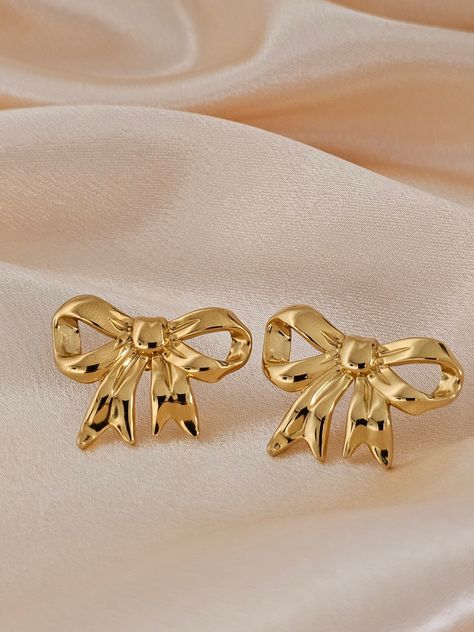 ✧ Gold Bow Earrings - Stainless Steel PVD, Tarnish-Free, Hypoallergenic, Waterproof ✧ Add a whimsical yet elegant touch to your look with these charming gold bow earrings. Crafted from premium stainless steel with a PVD gold coating, they offer a long-lasting shine that resists tarnish. Their playful design is perfect for any occasion, from casual days to formal evenings. ✧ Key Features ✧ * Stainless Steel with PVD Gold Coating: Durable, high-quality material with long-lasting color and shine. * Bow Jewelry Aesthetic, Gold Bow Earrings, Accessories Aesthetic Earrings, Cute Gold Earrings, Gold Earrings Aesthetic, Preppy Accessories, Steel Gifts, Diamond Bows, Bow Accessories