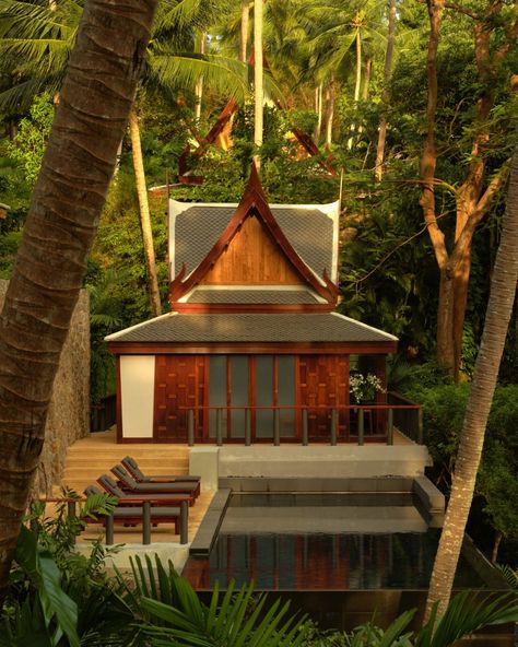 With its desert island sensibility, the tropical paradise of Amanpuri's white sands and translucent waters have always encouraged a sense of letting go. The new private Spa House takes the principles of Amanpuri’s wellness philosophy and distills them to create a focussed, intimate retreat that recalibrates the body and mind through treatments informed by ancient traditions, contemporary facilities and the undeniable power of nature. Spa House, Indoor Jacuzzi, Expedition Yachts, Herbal Steam, Luxury Wellness, Spa Menu, Jacuzzi Outdoor, Power Of Nature, Desert Island