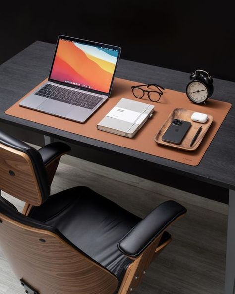 Old Money Desk, Minimal Desk Setup, Workspace Setup, Minimal Desk, Brown Desk, Computer Desk Setup, Best Study Tips, Home Studio Setup, Minimalist Desk