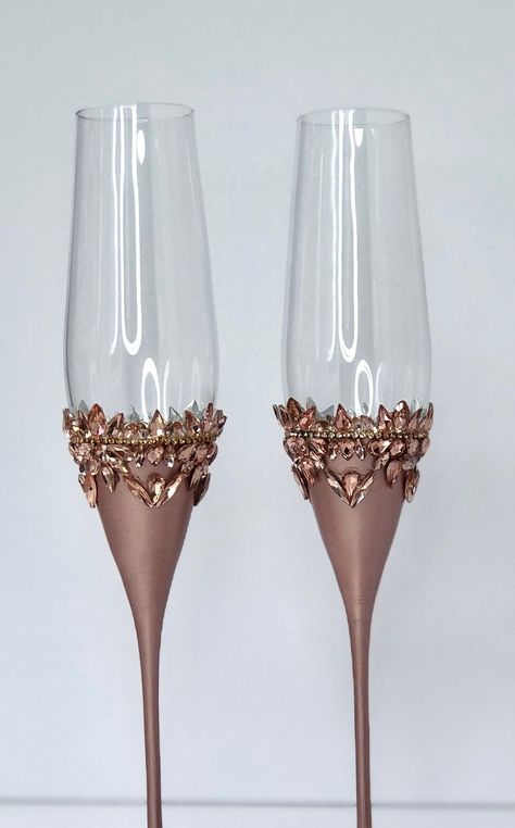 Wedding Set of 4: Rose Gold Champagne Flutes Rose Gold Cake Server and Knife In addition to it we can propose unity Candle Set and Unity Candle Holders, Plate for the wedding cake with forks and knives Shipping to America 2-3 weeks! Wedding Glasses Decoration, Gold Wedding Glasses, Champagne Glasses Decorated, Gold Champagne Flutes, Sweet 15 Party Ideas, Unity Candle Holder, Rose Gold Cake, Jeweled Bouquet, Wedding Toasting Glasses