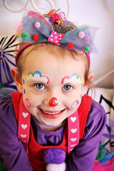 Cómo hacer un maquillaje de payaso paso a paso. Maquillaje de Halloween para niños, ideas para realizar el mejor maquillaje infantil de payaso. Mime Face Paint, Clown Face Paint, Cute Clown Makeup, Clown Party, Face Painting Easy, Kids Face Paint, Cute Clown, Clown Faces, Face Painting Designs