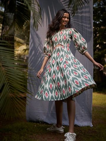 Ruffled Dresses, Cotton Dress Pattern, Flared Dresses, Simple Frock Design, Ikkat Dresses, Simple Frocks, Casual Frocks, Casual Formal Dresses, Ikat Dress