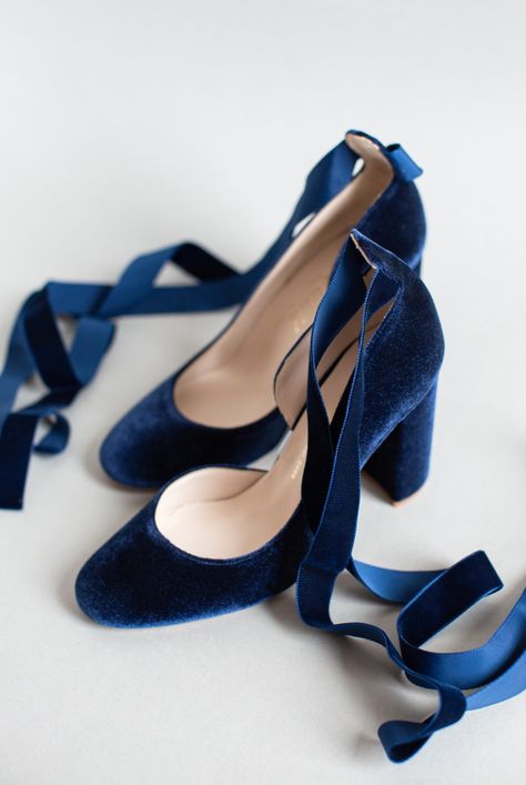 Dr Shoes, Fancy Shoes, Blue Heels, Stil Inspiration, Mode Inspo, Pretty Shoes, Court Shoes, Trendy Shoes, Mode Inspiration