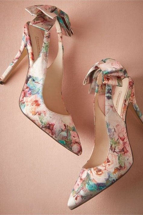 35 Floral Wedding Shoes Ideas | HappyWedd.com #PinoftheDay #floral #wedding #shoes #ideas Floral Bridal Shoes, Sepatu Pump, Hak Tinggi, Floral Shoes, Gorgeous Shoes, Fabulous Shoes, Crazy Shoes, Pretty Shoes, Shoe Obsession