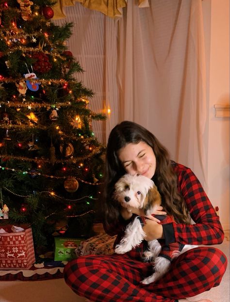 Dog Owner Christmas Pictures, Poses With Puppy, Dog Christmas Pictures With Owner, Aesthetic Photo Poses, Dog Christmas Photos, Dog Mom Christmas, Dog Christmas Pictures, Christmas Poses, Christmas Tree Dog