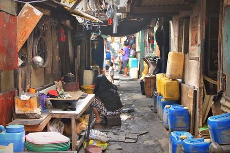 Smokey Mountain - The slums of Manila, Philippines © Sabrina Iovino… Mumbai Slums, Shanty House, Dharavi Mumbai, Trash Pictures, Dharavi Slum, Slum Area, Weather In India, The Slums, Backpacking India