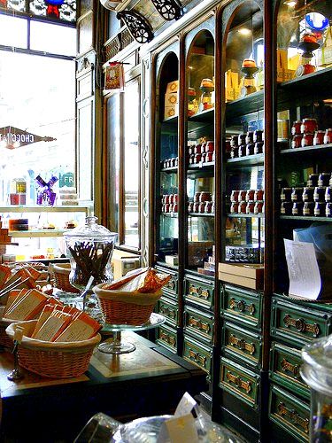 gorgeous shelving Altar Inspiration, Old Country Stores, Chocolate Shop, Store Displays, Shop Ideas, Shop Interiors, Retail Space, Lighting Store, Back To Nature