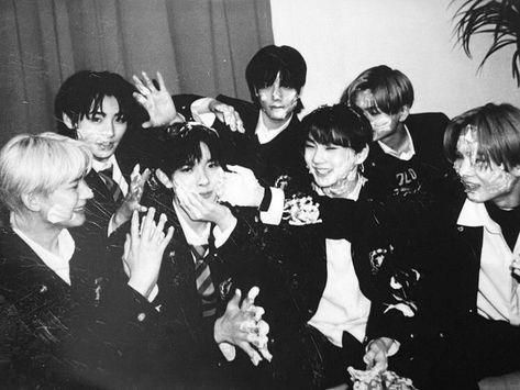 drunk dazed era cute group pic ot7 selca enha sunoo sunghoon heeseung jungwon jay ni-ki jake Enhypen Black And White Wallpaper Laptop, Enhypen Widgets Black And White, Enhypen Black And White Header, Enhypen Ot7 Black And White, Enhypen Google Chrome Wallpaper, Enhypen Horizontal Photo, Enhypen Medium Widget, Enhypen Black Icon, Enhypen Group Photo Landscape 2024