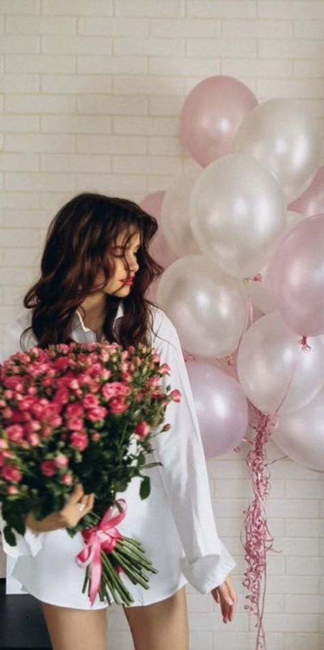 Cute Birthday Pictures, 21st Birthday Photoshoot, Birthday Ideas For Her, Flower Photoshoot, Diy Kostüm, Birthday Post Instagram, Self Portrait Poses, Birthday Photography, Photography Posing Guide