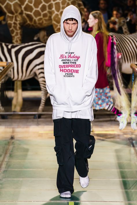 Vetements Fall 2019 Ready-to-Wear Collection - Vogue Mens Fashion Week, Black Turtleneck, Print Trends, Mens Winter Fashion, Menswear Collection, Anti Social, Fashion Show Collection, Fashion 2020, Vogue Paris