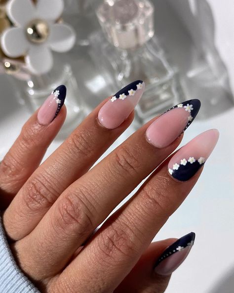 20 Spring 2024 Nail Art to Inspire You Floral Nail Art Designs, Plakat Design Inspiration, Nail Art Flower, Lilac Nails, May Nails, Floral Nail, Summery Nails, Polygel Nails, Floral Nail Art