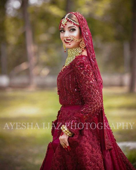 Mehroon Bridal Lehngas, Red Bridal Dress, Beautiful Bridal Dresses, Bridal Makeup Images, Latest Bridal Lehenga, Bride Wedding Dress, Desi Wedding Dresses, Bride Photography Poses, Bridal Dresses Pakistan