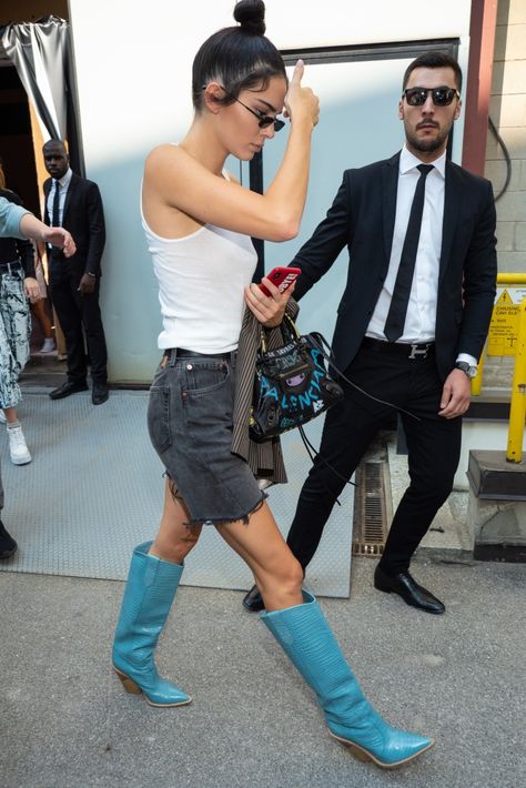 Kendall Jenner Cowboy, Blue Boots Outfit, Cowboy Boots Street Style, Kendall Jenner Estilo, Shorts And Cowboy Boots, Blue Cowboy Boots, Cowboy Boot Outfits, Kendall Jenner Street Style, Look Jean