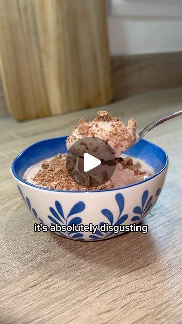 Neill Miller on Instagram: "Cottage Cheese Chocolate Mousse 🤯

I’m not a fan of cottage cheese, actually hate the stuff, so thought I would see if you can actually make it taste nice 🤔 

And it turns out you can! 

Give it a go, it’s honestly unbelievable 😍

Just fire everything in to the blender, top with a crushed Cadburys flake and then pop it in the fridge for 30 mins to thicken ✔️ 

421 Calories
36g Protein
49g Carbs
9g Fats

Ingredients:
▪️250g low fat cottage cheese 
▪️1 heaped tsp candarel sweetner 
▪️1 heaped tsp hot chocolate powder 
▪️1 tbsp honey 
▪️1 small Cadburys flake

#cottagecheese #lowcaloriediet #lowcalorierecipes #highproteinmeals #proteinpudding" Cottage Cheese Chocolate, Hot Chocolate Powder, Protein Pudding, Chocolate Powder, Low Calorie Diet, Chocolate Mousse, Pop It, High Protein Recipes, Low Calorie Recipes