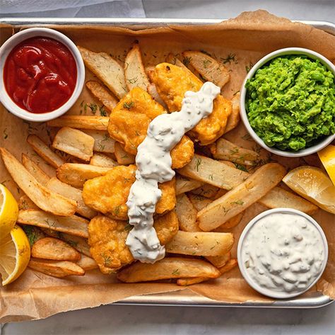 Vegan Fish and Chips with Mushy Peas - VeganEasy.org Green Peas Recipe, English Fish And Chips, Vegan Fish And Chips, Steak And Ale, Fish Fingers, Pub Grub, Mushy Peas, Eating Fish, Peas Recipe