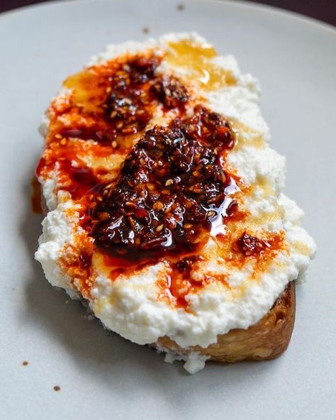 Momofuku Chili Crunch Recipe, Momofuku Chili Crunch, Momofuku Recipes, Chili Crunch, Fluffy Bread, Ricotta Toast, Crunch Recipe, Food Snacks, Candied Pecans