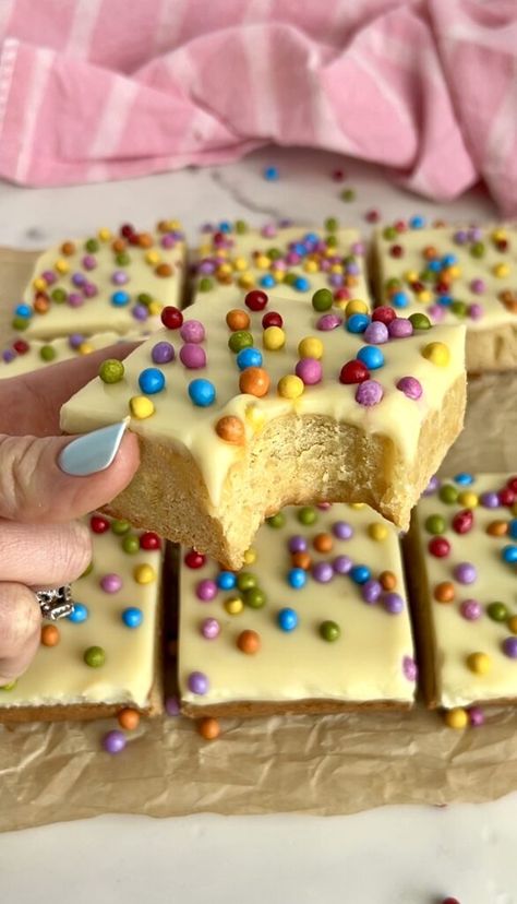 White Chocolate Cosmic Brownies! Vanilla Brownies, Carrot Cake Smoothie, Debbie Snacks, Gluten Free Easter, White Chocolate Brownies, Cosmic Brownies, Puppy Chow Recipes, White Chocolate Ganache, Peanut Butter Protein