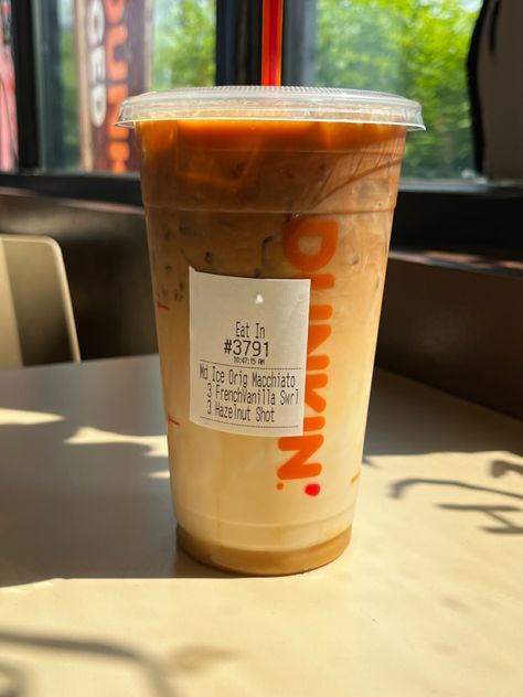 Dunkin Iced Macchiato, Dunkin Iced Caramel Macchiato, Iced Macchiato, Dunkin Iced Coffee, Dunkin Coffee, Cafe Recipes, Ice Caramel Macchiato, Caramel Drizzle, Caramel Coffee