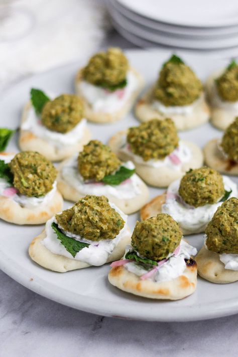 Mini Falafel, Grilled Strawberries, Homemade Cocktail Sauce, Tzatziki Recipes, Pumpkin Hummus, Fall Appetizers, Classic Appetizers, Easter Food, Pickled Red Onions