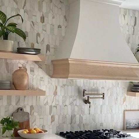 Elon® Tile & Stone on Instagram: "This weeks #FeaturedFriday by @hwintertile Be sure to Tag us for your chance to be featured! . . . . . Wall: Calacatta 2x6 Picket Mosaic . . . . . #marble #calacatta #elontile #kitchendesign #homedecor #interiordesign #design #interiorinspo #backsplash #walltile #marbletile #picket #gold #white #fieldtile #remodel #kitchen #myinteriorvibe #dailydecordetail #homerenovationideas #ihavethisthingwithfloors #ihavethisthingwithmarble #realestate #instagood #style" Featured Wall, Marble Calacatta, Mosaic Marble, Remodel Kitchen, Basement Remodel, Marble Tile, Basement Remodeling, Interior Inspo, Backsplash