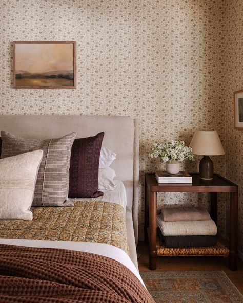 Amber Lewis | As y’all probably know by now, I love a patterned wallpaper (have you seen my stories this week!??) We recently put it up in the Shoppes… | Instagram Garrison House, Pretty Furniture, Amber Lewis, Shoppe Amber Interiors, Modern Vintage Decor, Traditional Bedroom, Amber Interiors, Grasscloth Wallpaper, Wallpaper Bedroom