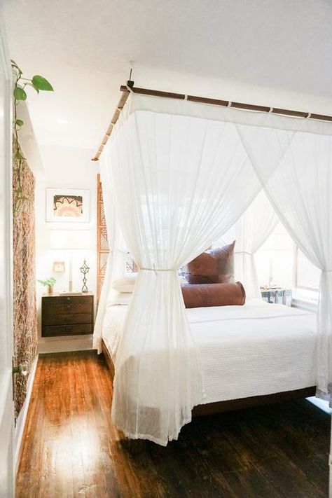 Canopy Bedroom, Stil Rustic, Bed Canopy, Romantic Bedroom, Plywood Furniture, Mosquito Net, Canopy Bed, Bedroom Layouts, Elegant Home Decor