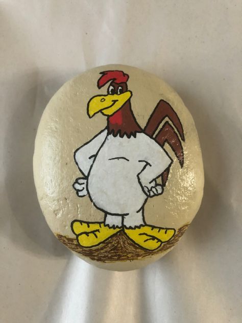 Foghorn Leghorn painted rock, Looney Tunes painted rock Bird Rocks, Painted Things, Foghorn Leghorn, 30 Day Drawing Challenge, Stone Art Painting, Happy Stones, Wood Painting Art, Rock Painting Patterns, Chicken Art