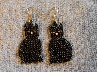 Life Is Good: Black Cat seed bead earrings with free chart Earring Chart, Bead Critters, Halloween Beading, Seed Bead Earring, Bead Animals, Beading Earrings, Seed Bead Projects, Bead Earring, Holiday Beading