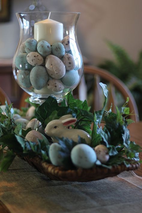 Easy Spring Decor Diy, Easter Centerpieces Table, Vintage Spring Aesthetic, Classy Easter Decor, Spring Centerpiece Ideas, Easter Ideas Decoration, Easter House Decorations, Diy Easter Centerpieces, Easter Egg Centerpiece