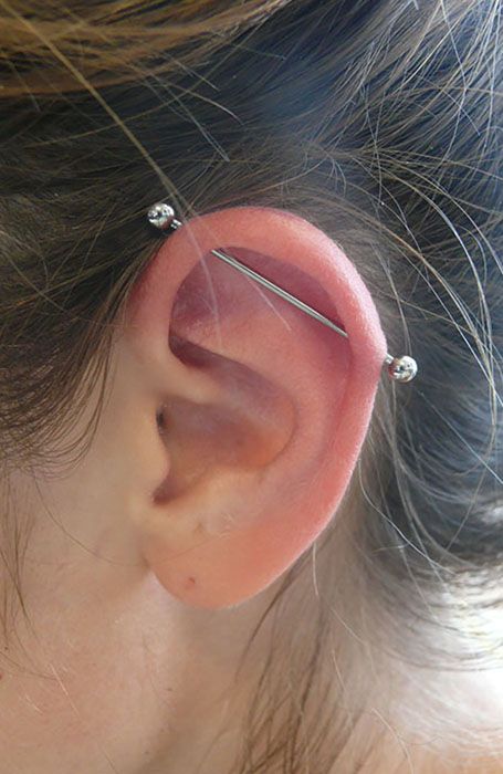 Industrial Piercing Piercings Oor, Piercing Facial, Piercings Bonitos, Piercing Girl, Ear Piercings Industrial, Bodysuit Tattoos, Ear Peircings, Piercing Bar, Ear Piercings Chart