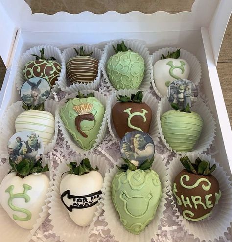 Shrek Strawberries, Shrek Chocolate Covered Strawberries, Shrek Charcuterie Board, Shrek Cake Pops, Shrek Birthday, Shrek Cake, Shrek Party, Chocolate Covered Strawberry Recipe, Chocolate Covered Strawberries Bouquet