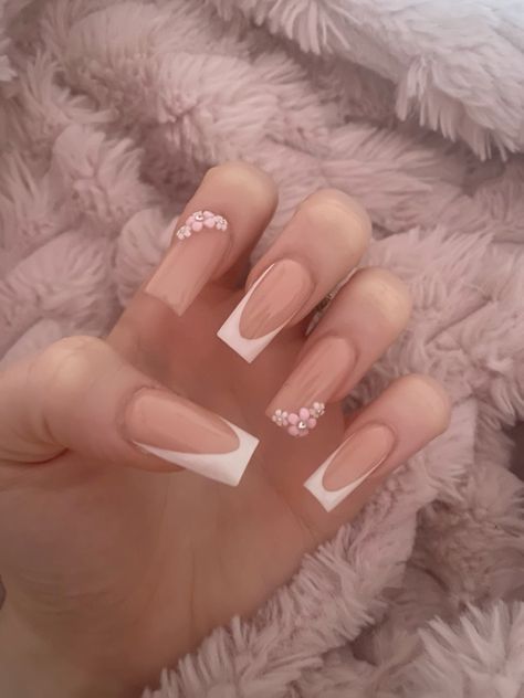 Aesthetic Nails Short, French Tip White, Short Nails Spring, Spring Nails Art, Winter Nail Art Designs, White Pink Flowers, Pink French Nails, White Tip Nails, Spring Nail Designs