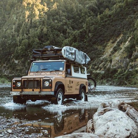 Land Rover Defender 110 Land Rover Defender Aesthetic, Land Rover Defender Camping, Visuell Identitet, Hors Route, Land Rover Defender 110, Adventure Aesthetic, Land Rover Series, Defender 110, Land Rovers