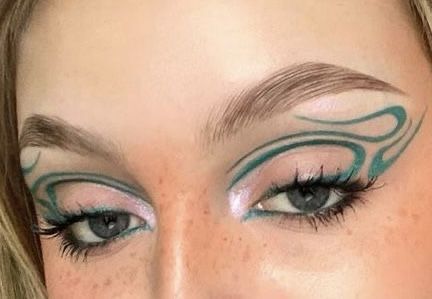 Cat Eye Eyeliner Aesthetic, Cool Eyeliner Makeup, Wavy Eyeliner, Wave Eyeliner, Cool Graphic Liner, Green Graphic Eyeliner, Graphic Eyeliner Color, Cool Eyeliner Looks, Artsy Eyeliner