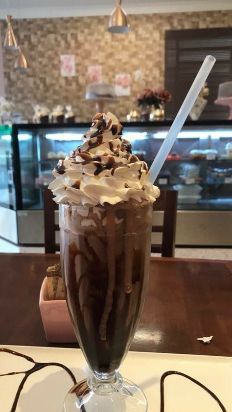 Chocolate Milkshake Aesthetic, Milkshake Aesthetic, Iced Drinks Recipes, Chocolate Milkshake, Sweet Drinks, Yummy Comfort Food, Food Drinks Dessert, Delicious Snacks Recipes, Snap Food