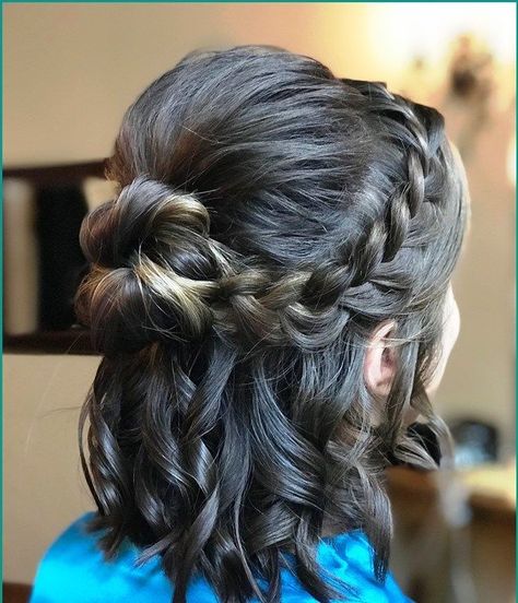 Mexican Party Hairstyles, Quince Hairdos, Quinceanera Hairstyles Shorthair, Quinceañera Planning, Quince Hair, Bun Braid, Mexican Hairstyles, Mini Bun, Quinceanera Hairstyles