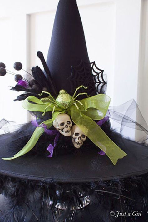 This bewitching centerpiece takes almost no time to make.  Get the tutorial at Tidy Mom. Decorated Witch Hat, Diy Witch Hat, Décoration Table Halloween, Diy Witch, Table Halloween, Witch Costumes, Homemade Halloween Decorations, Witch Diy, Halloween Centerpiece