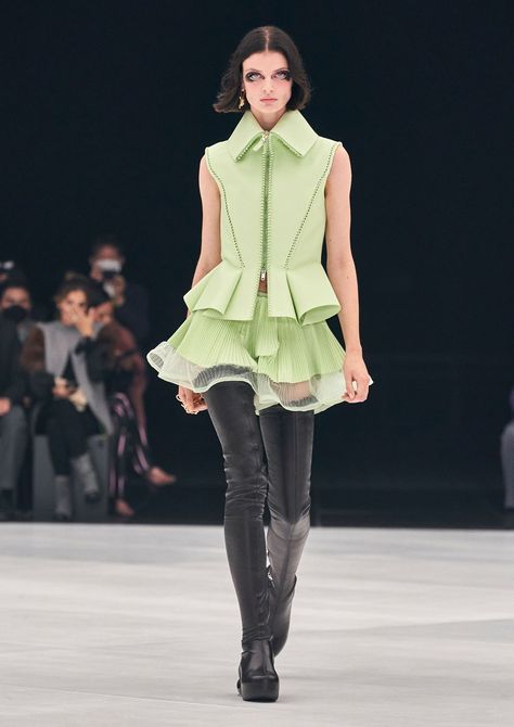 2010s Fashion Trends, Book Dress, 2010s Fashion, London Fashion Weeks, Moda Paris, Summer 22, Celeb Style, 자수 디자인, Fashion Show Collection