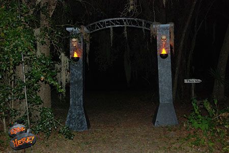 Haunted House Cemetery, Diy Graveyard Entrance, Halloween Gate Diy, Halloween Driveway Entrance, Cemetary Halloween Ideas, Diy Halloween Cemetery Arch, Spooky Archway Diy, Halloween Graveyard Fence Ideas Diy, Diy Outdoor Halloween Cemetary