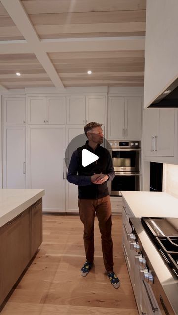 Mark D Williams Custom Homes on Instagram: "We want you to enjoy that beautiful tile you thoughtfully selected in all its glory✨ • Interior design: @fika_design_group 🎥: @chelsielopezproduction ••• #kitchendesign #kitcheninspo #kitchenhacks #homehacks #kitchenideas #whitekitchen #kitchenreno #kitchenideas #luxurykitchens #kitchenremodel" Expensive Kitchen Luxury, Kitchen Downlights, Double Island Kitchen Layout, Chef Kitchen Home, Luxury Houses Kitchen, Expensive Kitchen, Double Island Kitchen, Back Kitchen, Kitchens Luxury