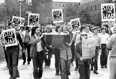 Berkeley student war protests in the mid 60's. There were many of them and eventually a majority of the country started to agree with them. Protest Signs, Spirit Science, Jesus Lives, Book Images, Us History, Birth Chart, Grateful Dead, Women In History, The Real World