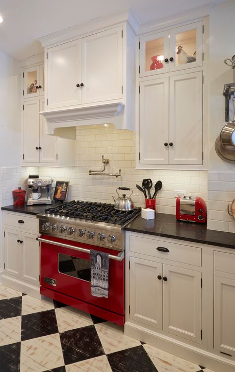 Kitchen With Red Stove, Red Accent Kitchen Decorating Ideas, Yellow Red Kitchen, Black White Red Kitchen, Red And White Kitchen Ideas, Kitchen With Red Accents, Modern Red Kitchen, Red Farmhouse Kitchen, Red Kitchen Accents