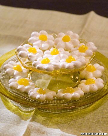 Meringue Daisies - I have made these several times -- always a big tea party hit!  :) Dessert Original, Pastel Cupcakes, Meringue Cookies, Afternoon Tea Parties, Cannoli, Lemon Curd, Pavlova, Easy Cake, Macaroons