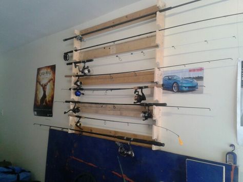 Fishing pole rack made from an old pallet Fishing Gear Organization, Fishing Pole Rack, Diy Fishing Rod, Fishing Pole Storage, Gear Organization, Fishing Organization, Fishing Gear Storage, Gear Room, Fishing Pole Holder