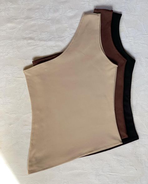 Asimetric top 🧸🤍 Disponible desde la XS a hasta la 3XL en beige, negro y café 🤍 11,950 envío GRATIS a todo el país 🚚🇨🇷 Golden Aura, Minimal Fashion, Cute Fashion, Athleisure, Summer Outfits, Top Outfits, Crop Tops, Fashion Outfits, Closet