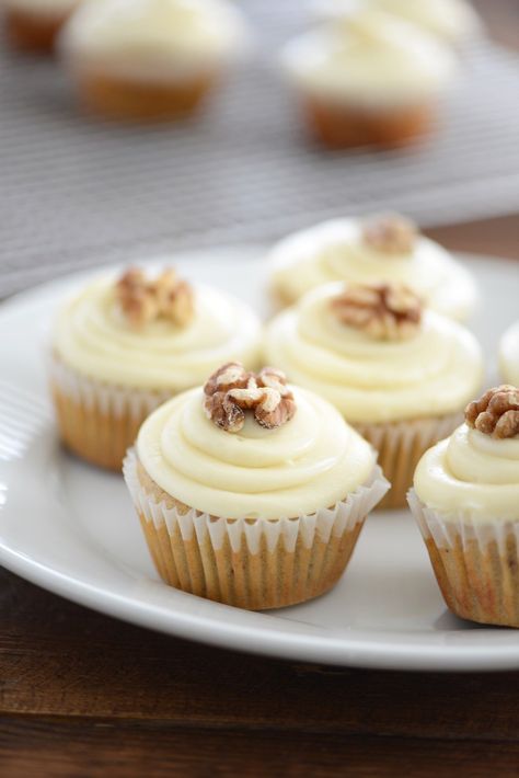 Banana Cupcakes With Cream Cheese, Walnut Cupcakes, Cupcake Cream, Cupcakes With Cream Cheese Frosting, Banana Cupcakes, Cupcake Cake Designs, Walnut Cake, Easy Cupcakes, Cupcake Recipe