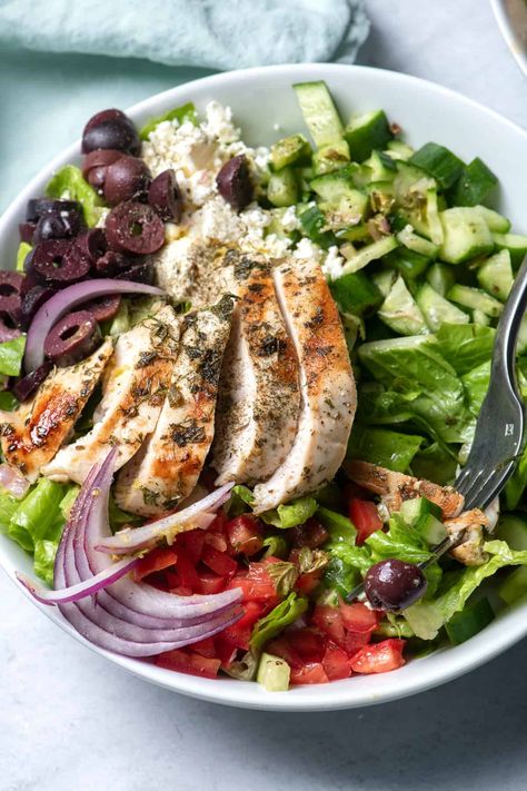 Mediterranean Chicken Salad, Chicken Salad Recipe, Mediterranean Chicken, Grilled Chicken Salad, Main Dish Salads, Mediterranean Diet Recipes, So Yummy, Easy Weeknight Meals, Chicken Thigh Recipes