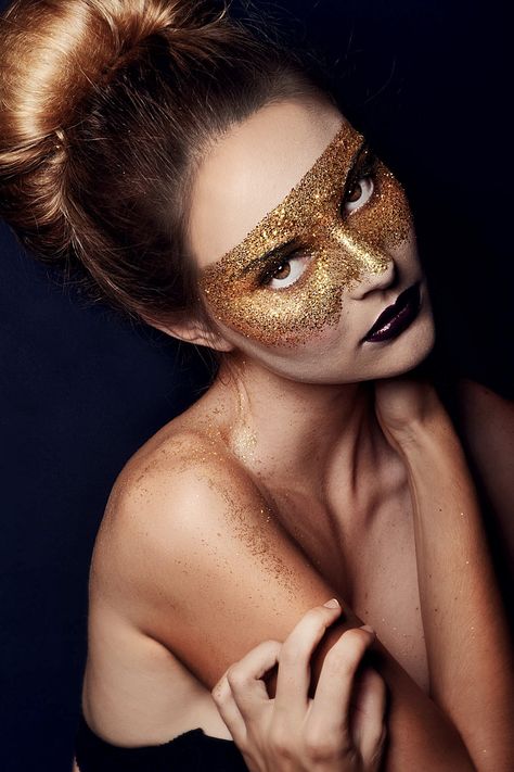 Masquerade Make Up, Gold Makeup Halloween, Gold Halloween Makeup, Masquerade Mask Makeup, Gold Face Paint, Mask Face Paint, Vogue Makeup, Gold Makeup Looks, Dance Makeup